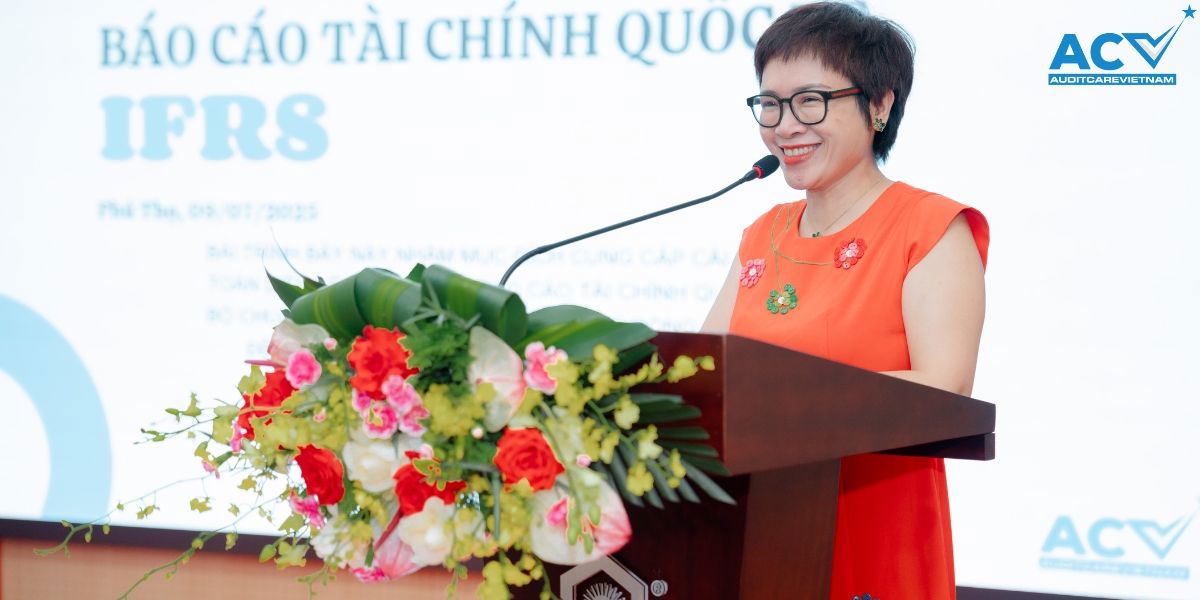 Bà Nguyễn Thị Thủy - Giám đốc ACV trình bày chuyên đề “Chuẩn mực kế toán quốc tế (IFRS) - Lộ trình áp dụng và tác động đến doanh nghiệp” tại Hội thảo.