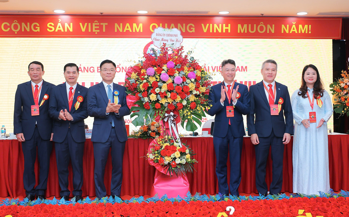 Ph&oacute; Thủ tướng L&ecirc; Th&agrave;nh Long ch&uacute;c mừng Đại hội Đảng bộ VIMC lần thứ VII