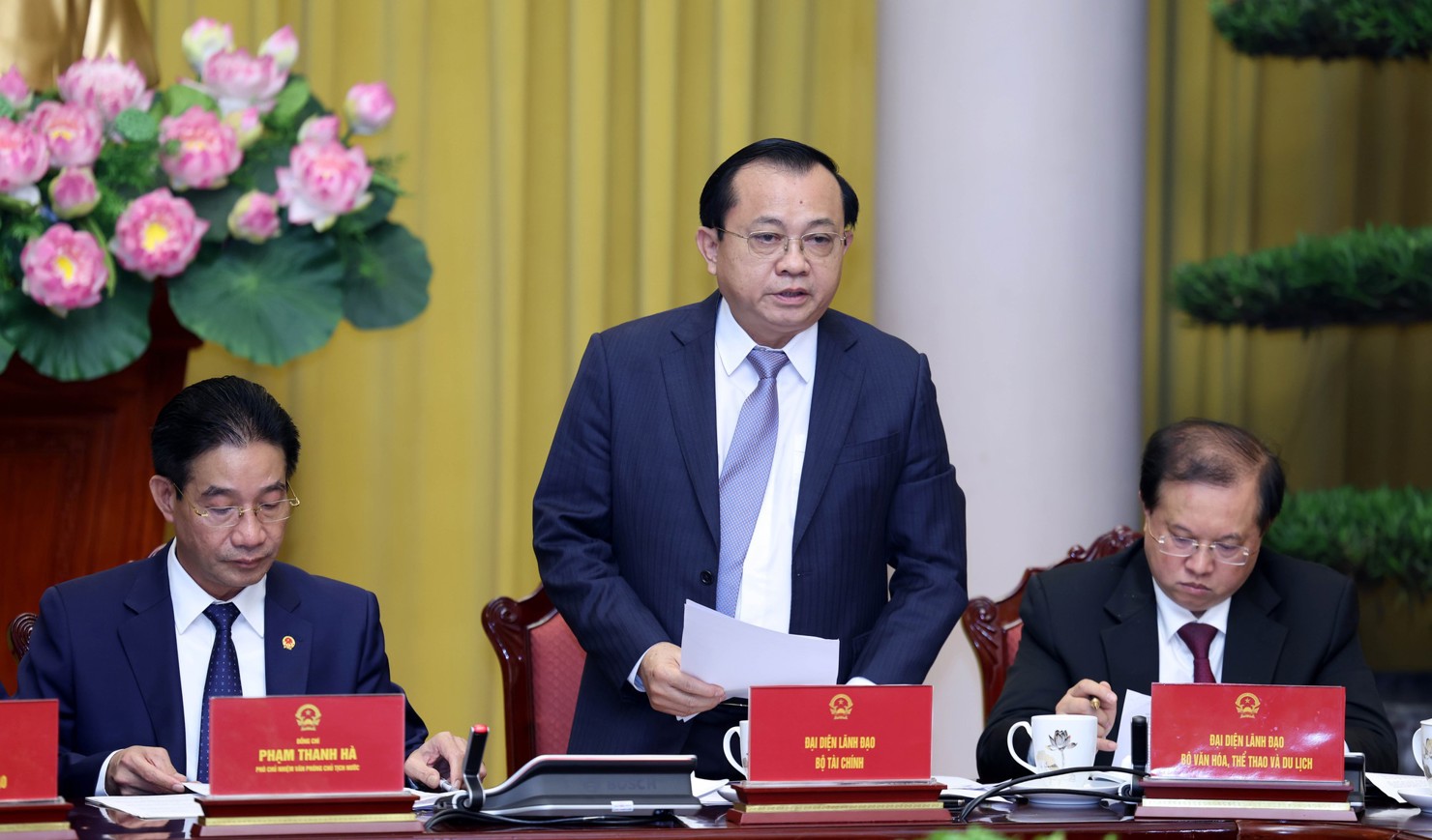 Thứ trưởng Bộ T&agrave;i ch&iacute;nh L&ecirc; Tấn Cận ph&aacute;t biểu tại buổi họp b&aacute;o - Ảnh: VGP/Đức Tu&acirc;n
