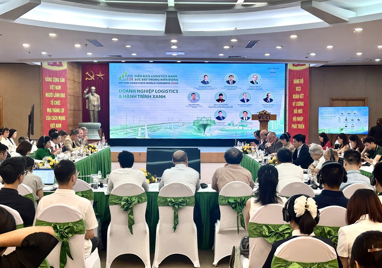Đại diện c&aacute;c doanh nghiệp, chuy&ecirc;n gia thảo luận tại Diễn đ&agrave;n.