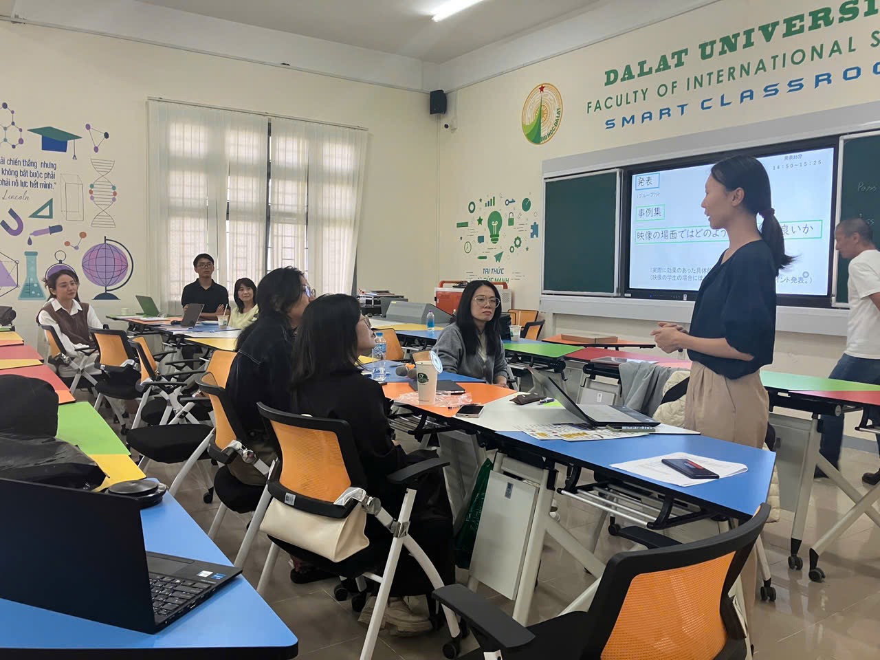 TNV JICA cùng các giảng viên đồng nghiệp cùng chia sẻ kinh nghiệm, kiến thức để nâng cao chất lượng các giờ học hội thoại, tăng sự hấp dẫn của lớp học...