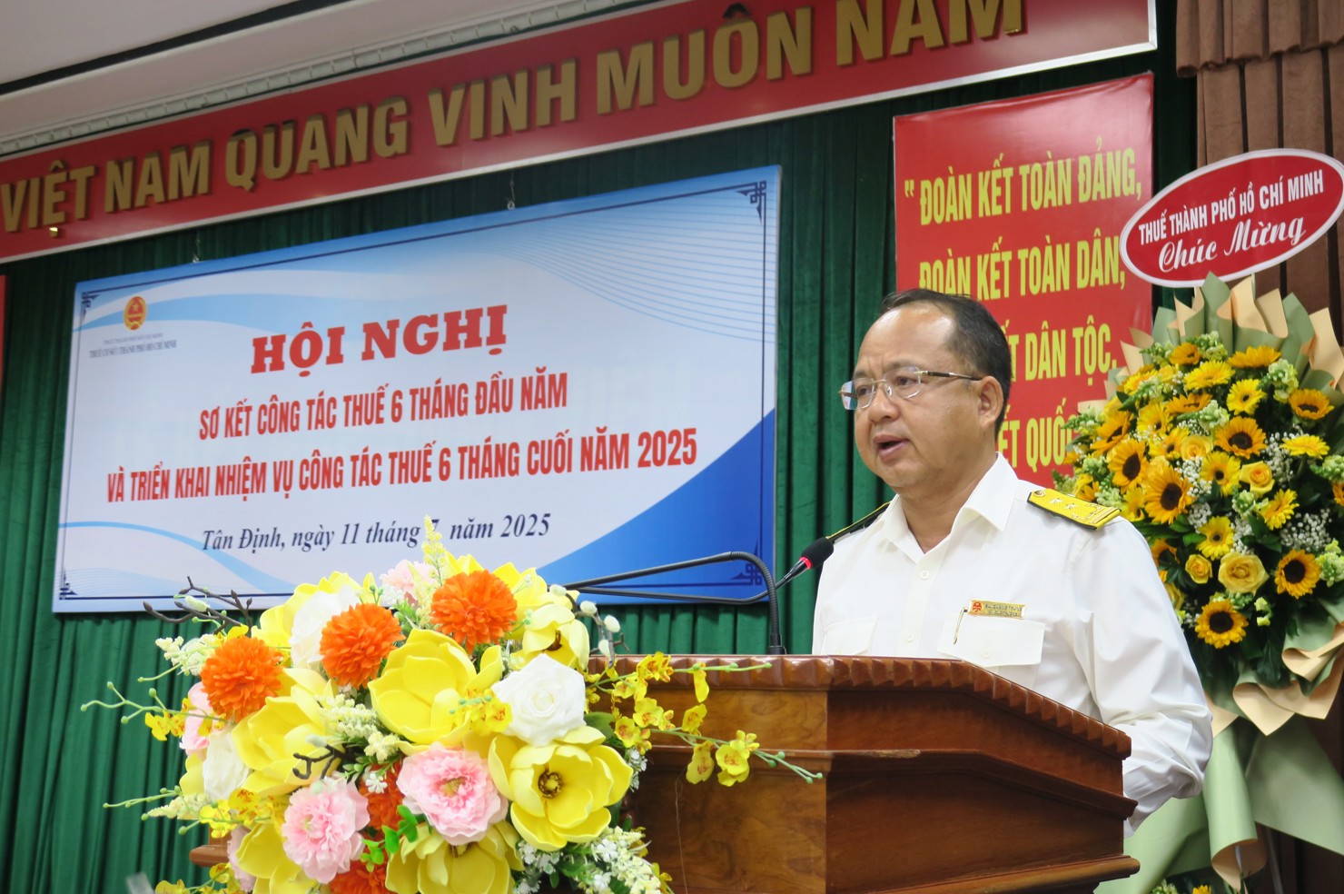 &Ocirc;ng B&ugrave;i Quang Trung, Trưởng Thuế cơ sở 1 ph&aacute;t biểu tại hội nghị. Ảnh: Đức Mỹ