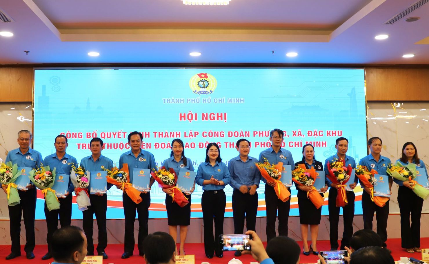 Trao c&aacute;c quyết định th&agrave;nh lập C&ocirc;ng đo&agrave;n phường, x&atilde;, đặc khu