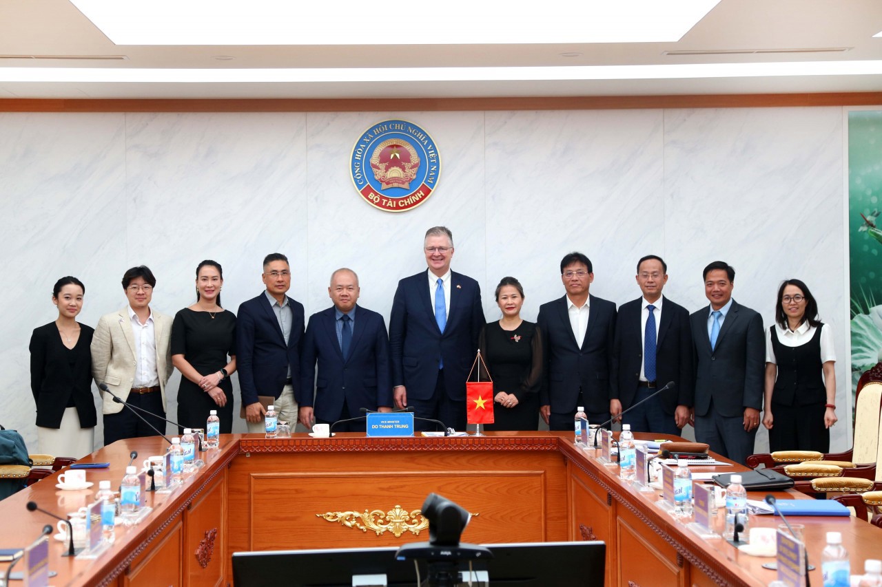 Thứ trưởng Đỗ Th&agrave;nh Trung, cựu Đại sứ Hoa Kỳ tại Việt Nam Daniel Kritenbrink v&agrave; c&aacute;c đại biểu chụp h&igrave;nh lưu niệm.
