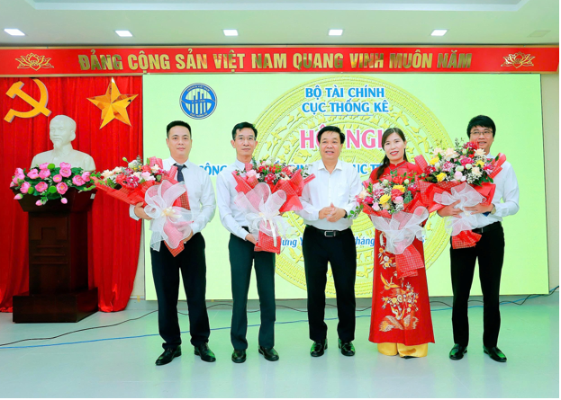 Đồng ch&iacute; Nguyễn Quang Hưng, Ph&oacute; Chủ tịch UBND tỉnh Hưng Y&ecirc;n tặng hoa ch&uacute;c mừng l&atilde;nh đạo Thống k&ecirc; tỉnh được trao Quyết định bổ nhiệm.