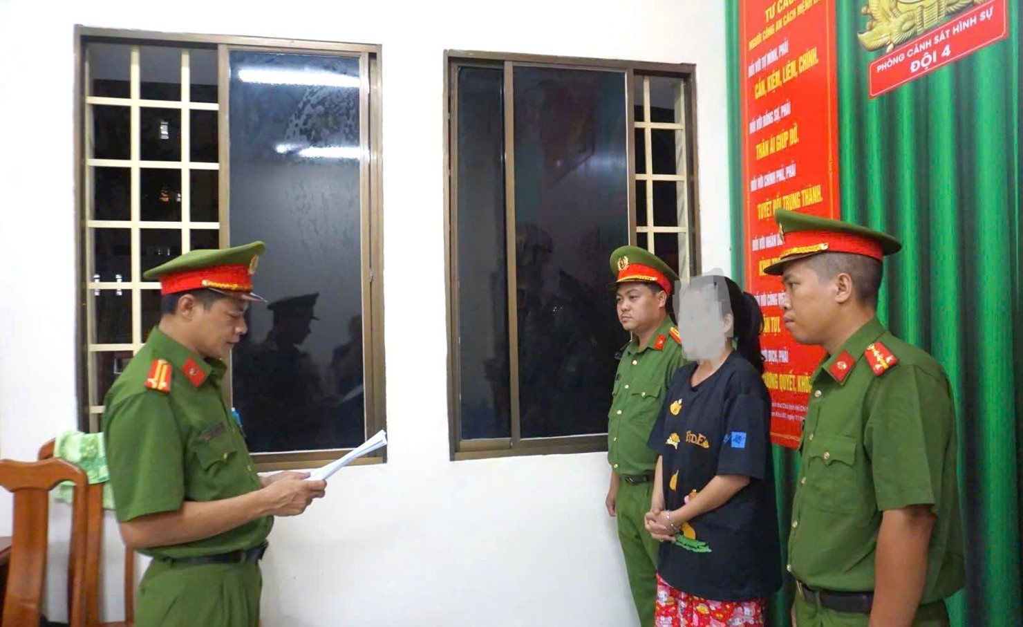 Công an đọc lệnh bắt giữ với một trường hợp