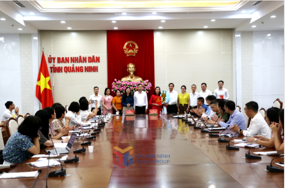 Đồng chí Vũ Văn Diện, Phó Bí thư Thường trực Đảng ủy UBND tỉnh, Phó Chủ tịch Thường trực UBND tỉnh trao quyết định thành lập Đảng bộ Thống kê tỉnh Quảng Ninh.