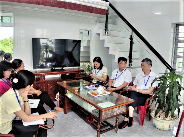 Ban Chỉ đạo cấp tỉnh c&ugrave;ng Điều tra vi&ecirc;n thu thập th&ocirc;ng tin tại hộ trong Lễ ra qu&acirc;n TĐTNN 2025 tr&ecirc;n địa b&agrave;n tỉnh Ninh B&igrave;nh ng&agrave;y 1/7/2025