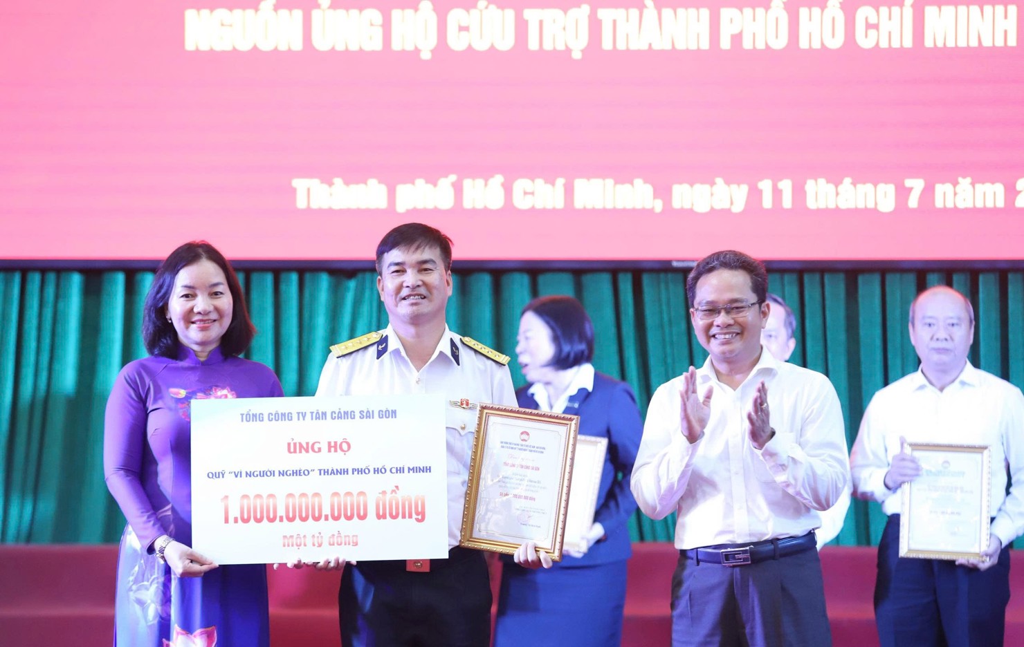 Tổng C&ocirc;ng ty T&acirc;n cảng S&agrave;i G&ograve;n ủng hộ 1 tỷ đồng cho Qũy "V&igrave; người ngh&egrave;o"&nbsp;