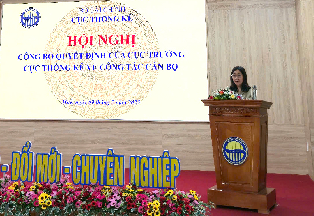 Cục trưởng Cục Thống k&ecirc; Nguyễn Thị Hương ph&aacute;t biểu giao nhiệm vụ cho L&atilde;nh đạo Thống k&ecirc; TP. Huế