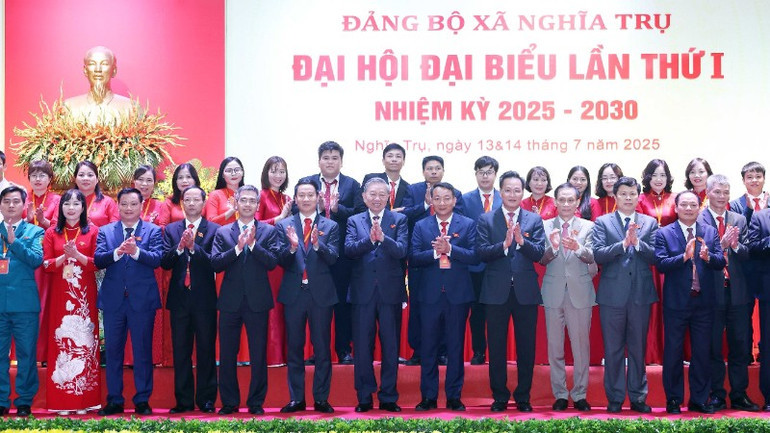 Tổng Bí thư Tô Lâm và đại biểu với Ban Chấp hành Đảng bộ xã Nghĩa Trụ khóa I, nhiệm kỳ 2025-2030. (Ảnh: Thống Nhất/TTXVN).