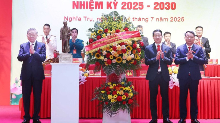 Tổng Bí thư Tô Lâm tặng lẵng hoa chúc mừng Đại hội đại biểu Đảng bộ xã Nghĩa Trụ nhiệm kỳ 2025-2030. (Ảnh: Thống Nhất/TTXVN).