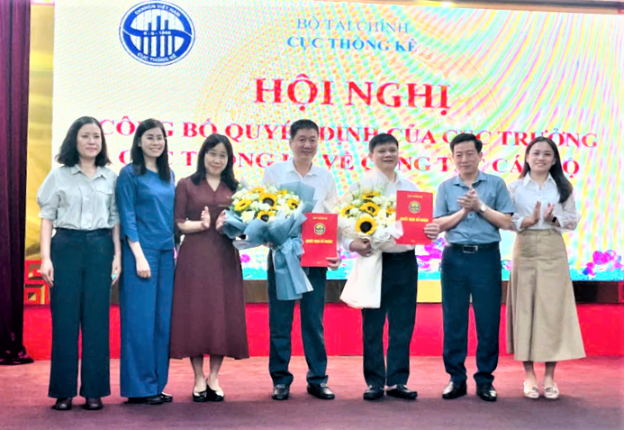 Đoàn công tác Cục Thống kê chúc mừng ông Phan Trường Sơn - Trưởng Thống kê tỉnh Nghệ An, ông Nguyễn Trung Kiên – Phó Trưởng Thống kê tỉnh Nghệ An.