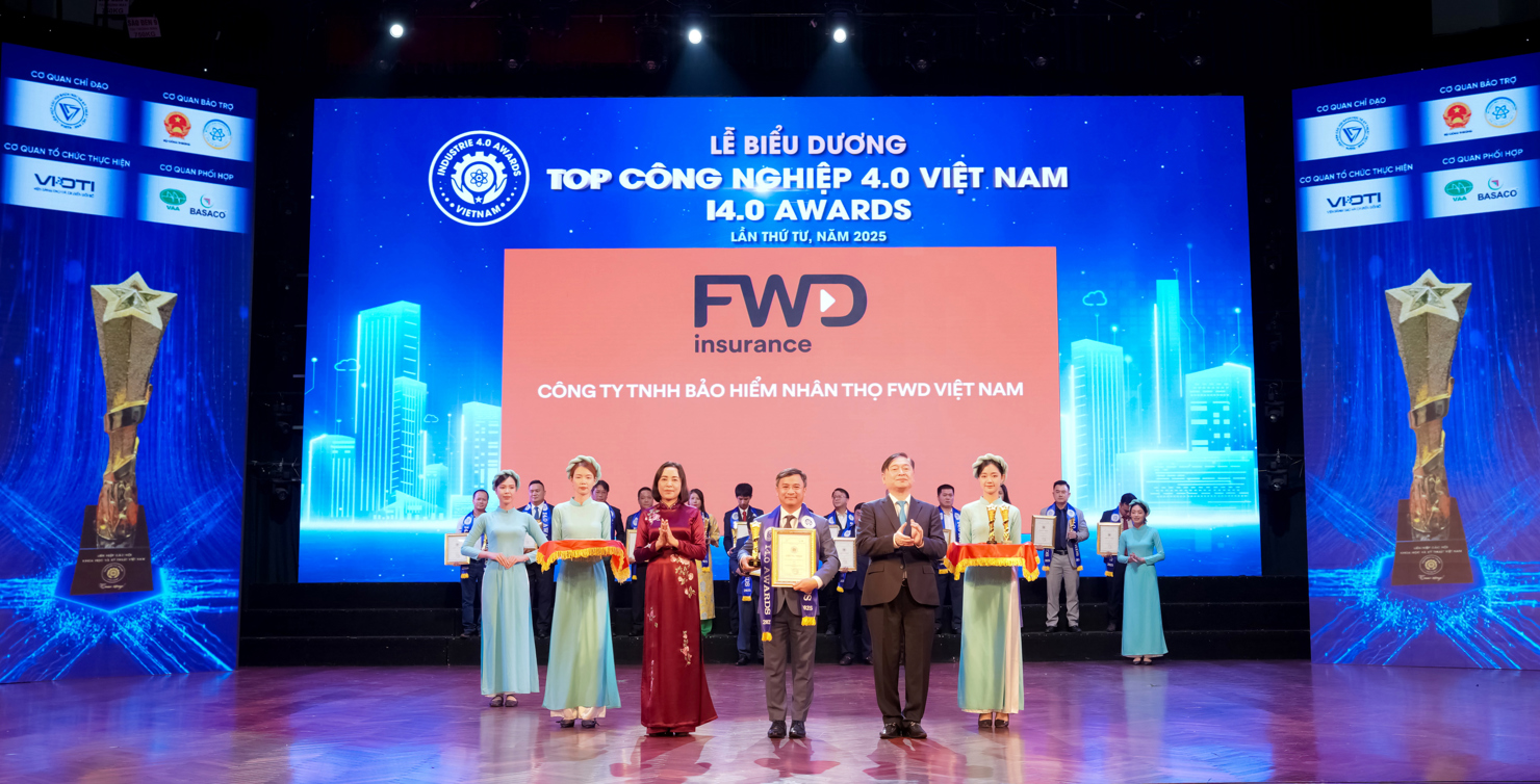 Tại Lễ trao giải &ldquo;Top C&ocirc;ng nghiệp 4.0 Việt Nam - Industrie 4.0 Awards&rdquo;, FWD tiếp tục được vinh danh trong hạng mục &ldquo;Top tổ chức/doanh nghiệp khoa học v&agrave; c&ocirc;ng nghệ, đổi mới s&aacute;ng tạo v&agrave; chuyển đổi số&rdquo;.