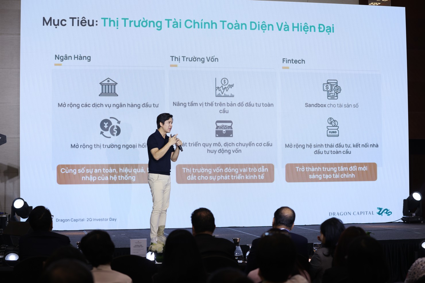 Điều Việt Nam cần l&agrave; một tầm nh&igrave;n d&agrave;i hạn, sự cam kết thể chế v&agrave; h&agrave;nh động c&oacute; hệ thống.