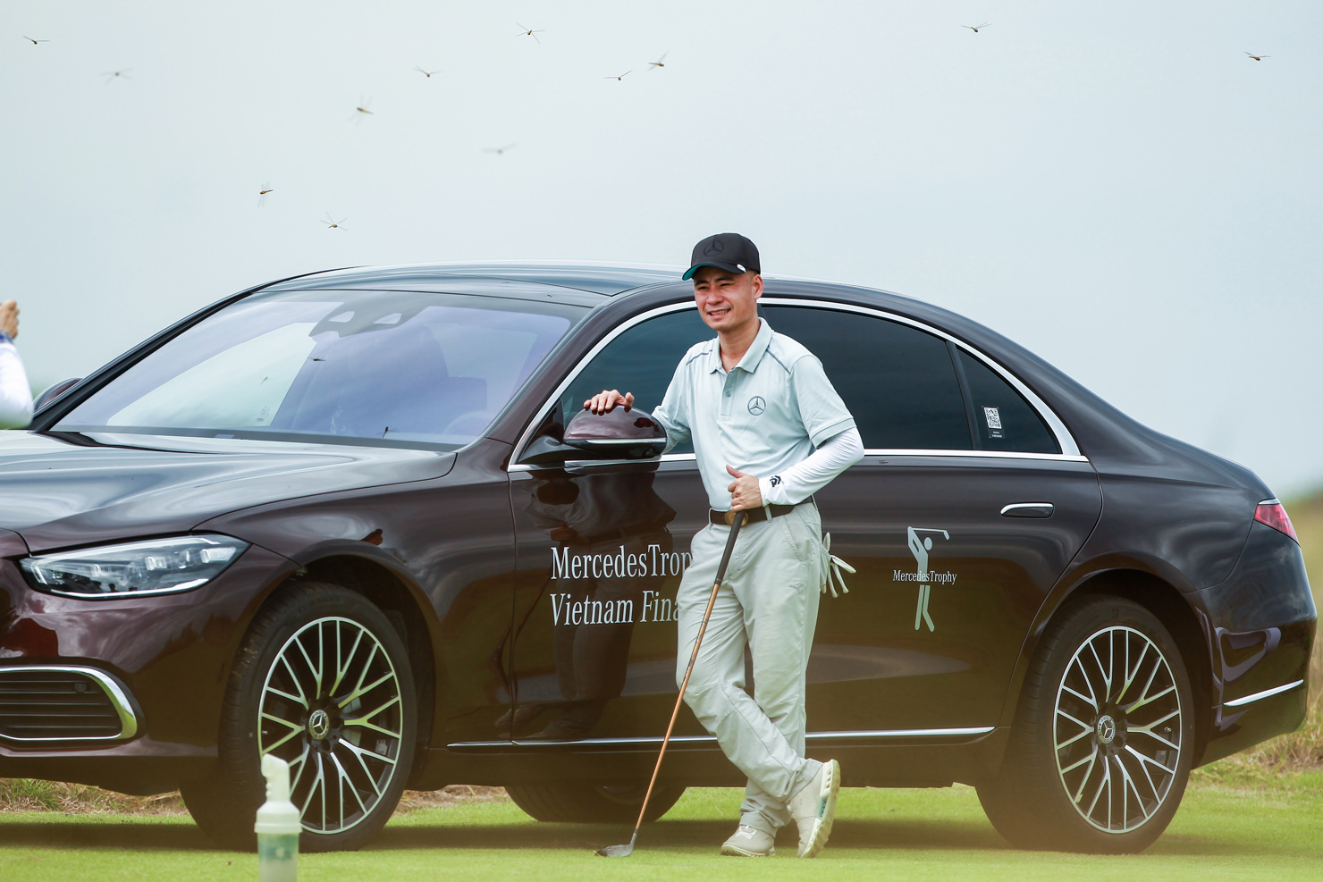 MBV đã chuẩn bị 4 giải Hole-in-One (HiO), tương ứng với 4 mẫu xe (AMG C43, EQE SUV, GLC 200, và S 450 Luxury) cùng các giải thưởng giá trị khác từ các đối tác hàng đầu nhưVietnam Airlines, Samsung Galaxy Z Fold7, ECCO, Titleist, Hoiana Resort & Golf, Laguna Lăng Cô và các đơn vị tài trợ khác – tạo nên một hành trình thể thao đậm chất phong cách, nơi mỗi cú đánh là một lần chạm tới đẳng cấp.