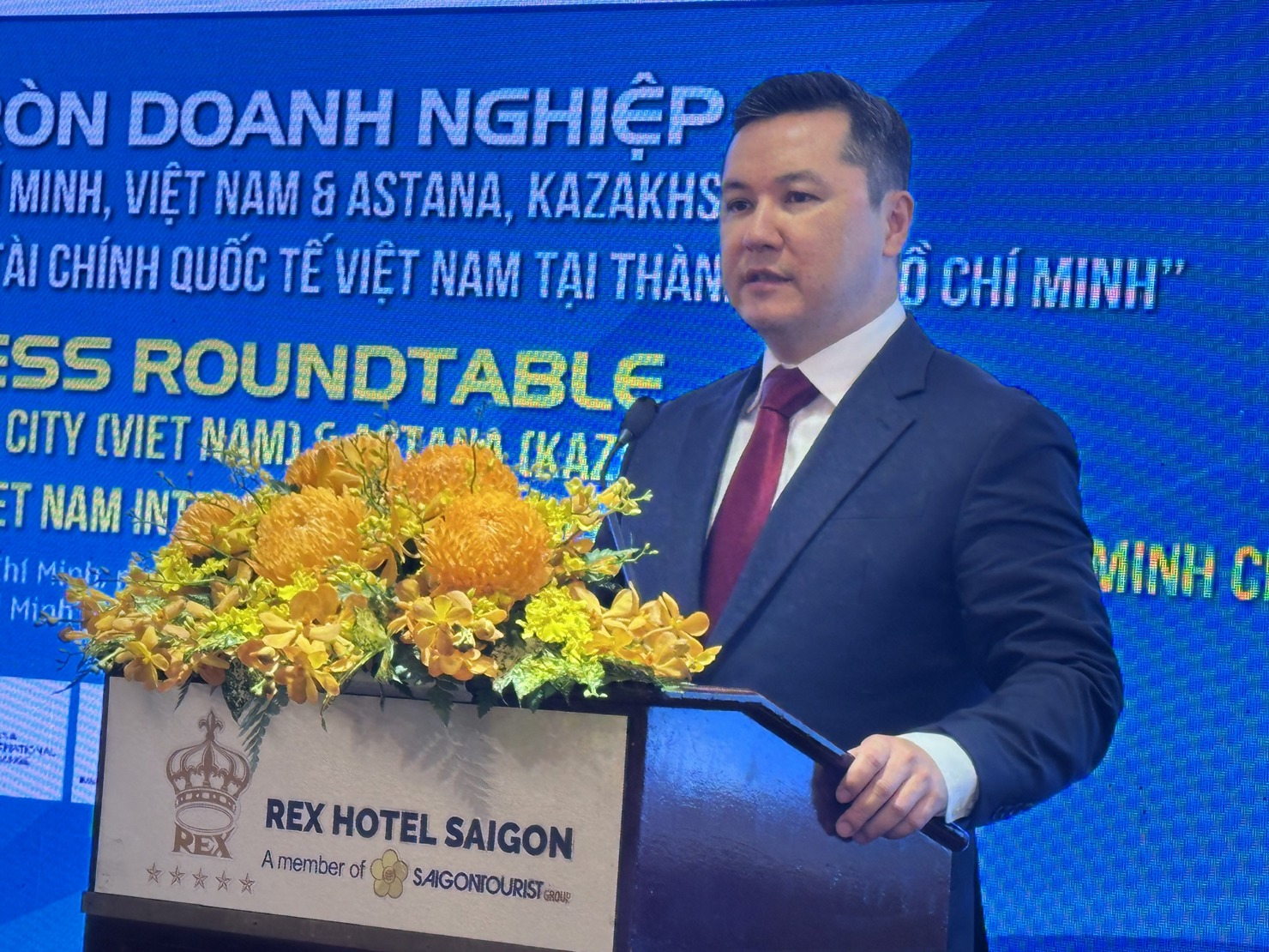 Ông Renat Bekturuv, Thống đốc AIFC phát biểu tại sự kiện. Ảnh: T.H