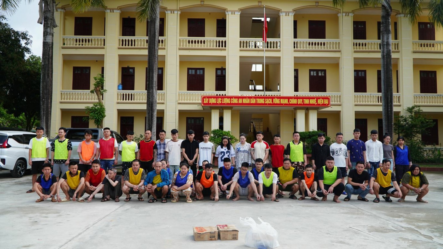 Các đối tượng xấu bị Công an Điện Biên di lý từ Lào về Việt Nam. Ảnh: Công an cung cấp.