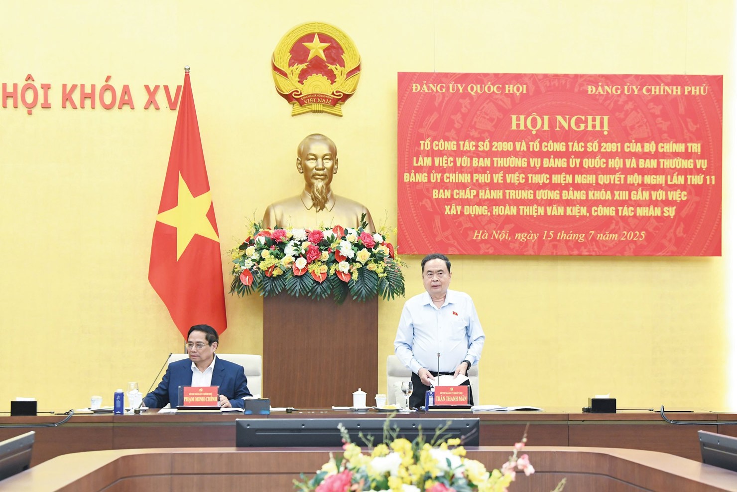 Bí thư Đảng ủy Chính phủ, Thủ tướng Chính phủ Phạm Minh Chính và Bí thư Đảng ủy Quốc hội, Chủ tịch Quốc hội Trần Thanh Mẫn đồng chủ trì hội nghị. Ảnh: Lâm Hiển
