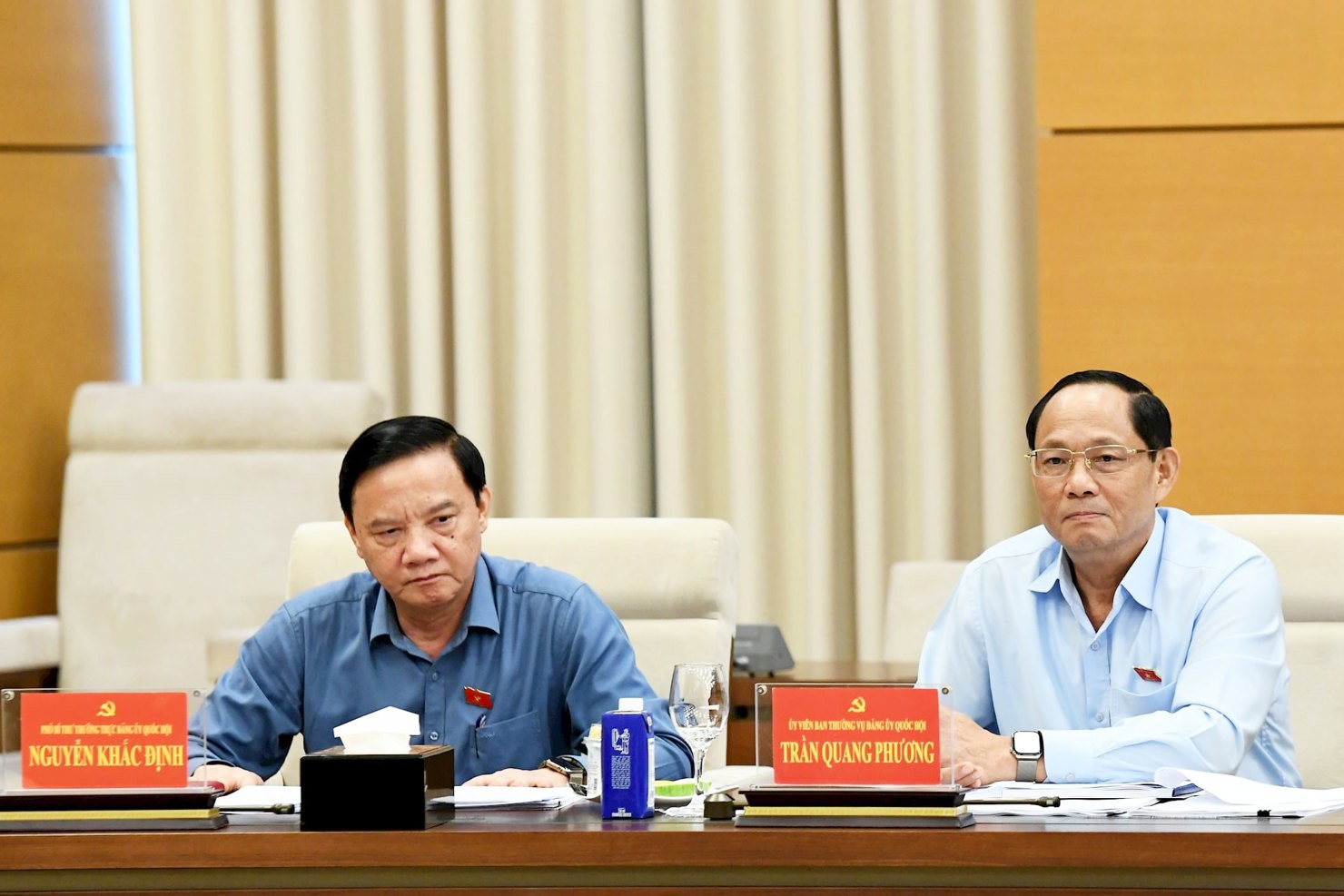 Phó Bí thư Đảng ủy, Phó Chủ tịch Quốc hội Nguyễn Khắc Định; Ủy viên Ban Thường vụ, Phó Chủ tịch Quốc hội, Thượng tướng Trần Quang Phương dự hội nghị. Ảnh: Lâm Hiển