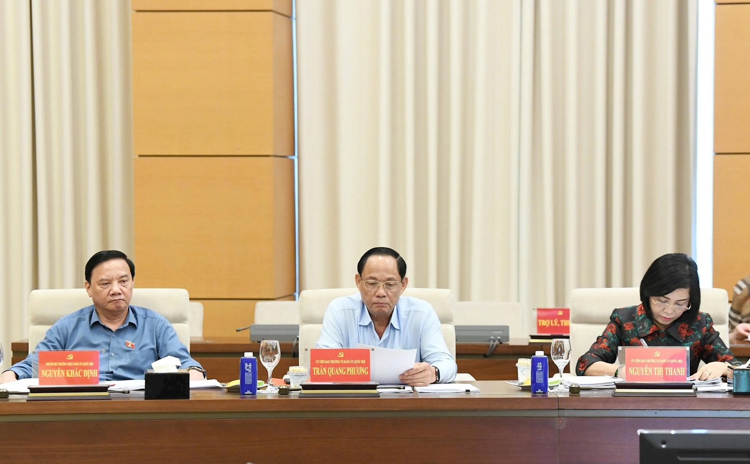 Phó Bí thư Đảng ủy, Phó Chủ tịch Quốc hội Nguyễn Khắc Định; Ủy viên Ban Thường vụ, Phó Chủ tịch Quốc hội, Thượng tướng Trần Quang Phương; Ủy viên Ban Thường vụ, Phó Chủ tịch Quốc hội Nguyễn Thị Thanh dự hội nghị. Ảnh: Lâm Hiển
