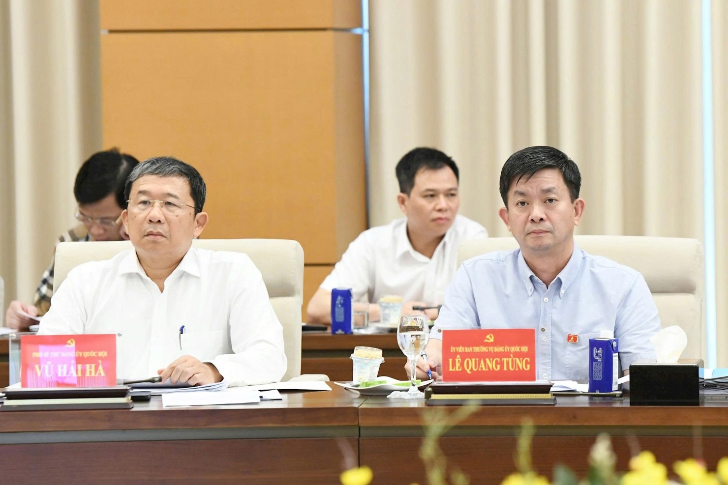 Phó Bí thư Thường trực Đảng ủy Quốc hội Vũ Hải Hà; Tổng Thư ký Quốc hội, Chủ nhiệm VPQH Lê Quang Tùng dự hội nghị. Ảnh: Lâm Hiển