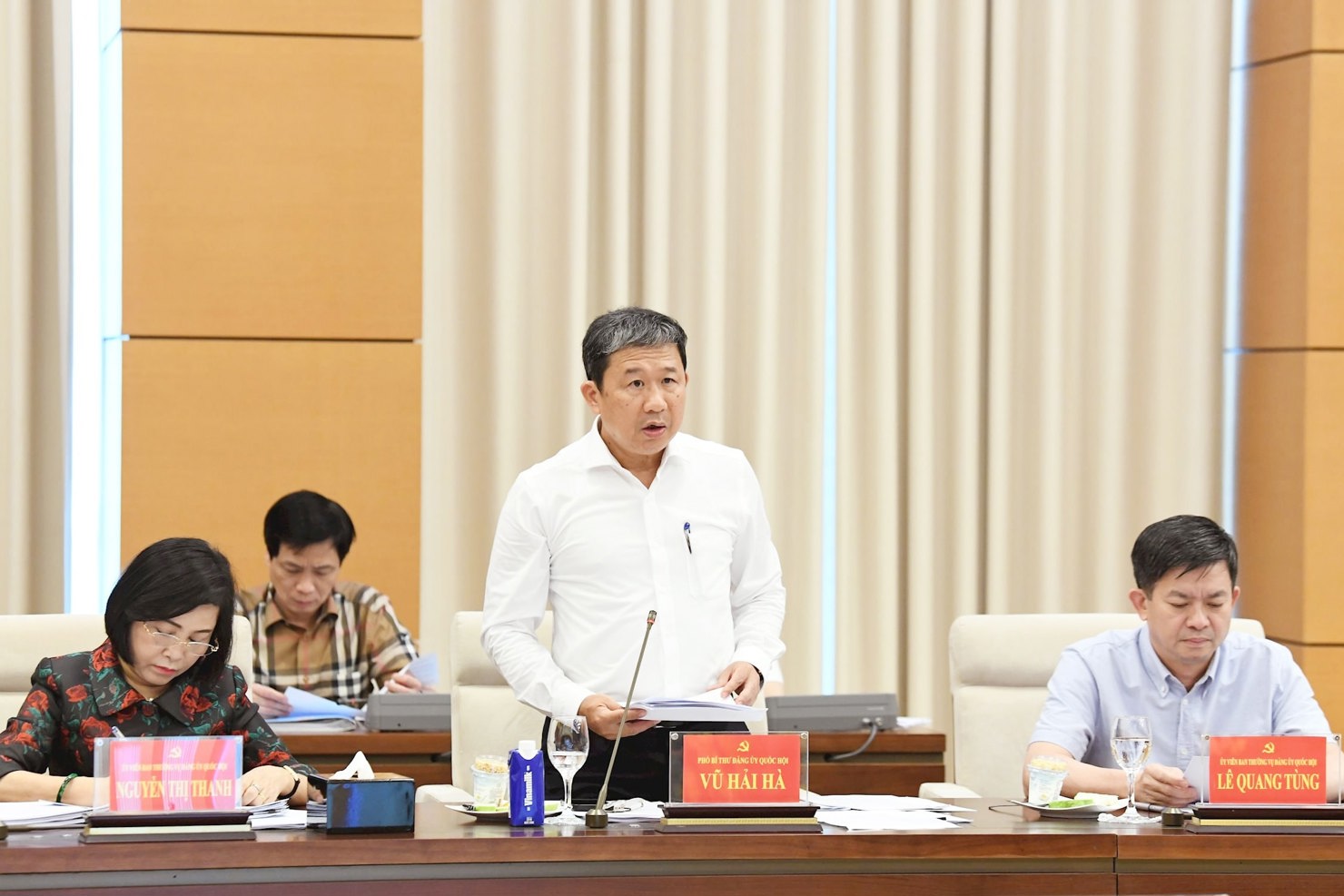 Phó Bí thư Thường trực Đảng ủy Quốc hội Vũ Hải Hà báo cáo tóm tắt về việc triển khai thực hiện Nghị quyết số 60 - NQ/TW ngày 12/4/2025 gắn với việc xây dựng, hoàn thiện văn kiện, công tác nhân sự Đại hội Đảng bộ Quốc hội lần thứ I, nhiệm kỳ 2025 - 2030. Ảnh: Lâm Hiển