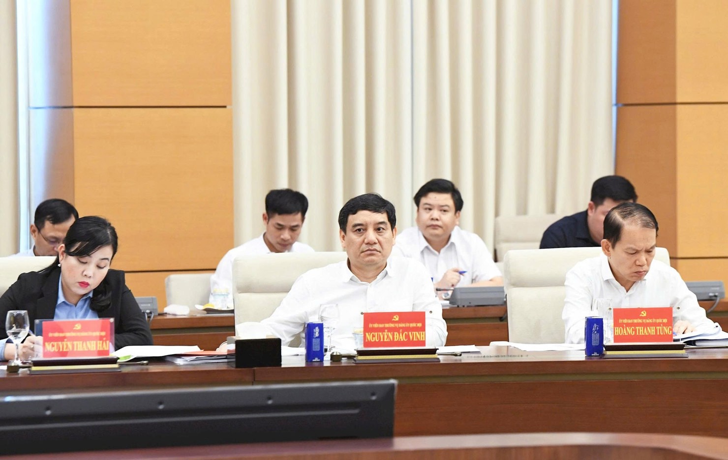 Chủ nhiệm Ủy ban Công tác đại biểu Nguyễn Thanh Hải; Chủ nhiệm Ủy ban Pháp luật và Tư pháp Hoàng Thanh Tùng; Chủ nhiệm Ủy ban Văn hóa và Xã hội Nguyễn Đắc Vinh và các đại biểu dự hội nghị. Ảnh: Lâm Hiển