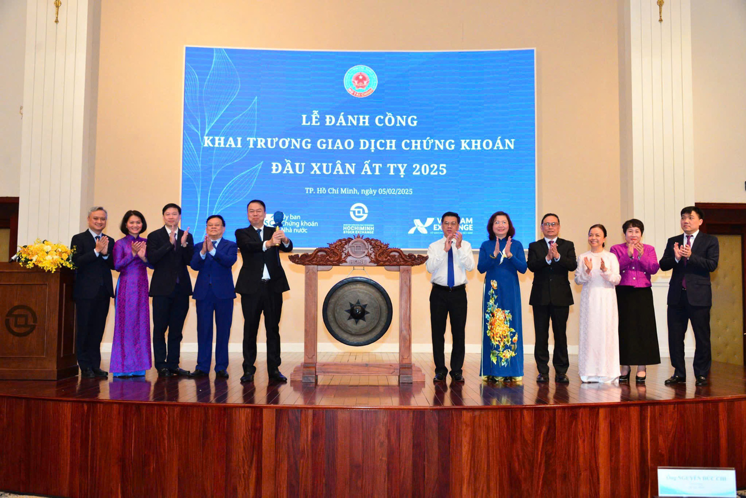 Lễ đánh cồng khai trương bongdaso dữ liệu dịch Chứng khoán đầu xuân Ất Tỵ 2025.