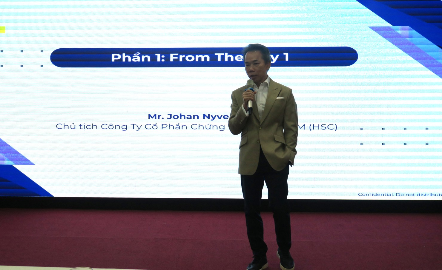 &Ocirc;ng Johan Nyvene, Chủ tịch HĐQT C&ocirc;ng ty cổ phần chứng kho&aacute;n TP. Hồ Ch&iacute; Minh (HSC) giới thiệu tại hội thảo. Ảnh: Đức Mỹ