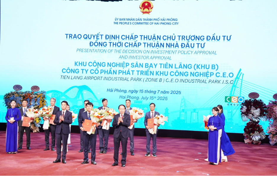 Lãnh đạo thành phố Hải Phòng trao quyết định chấp thuận chủ trương đầu tư cho Tập đoàn CEO