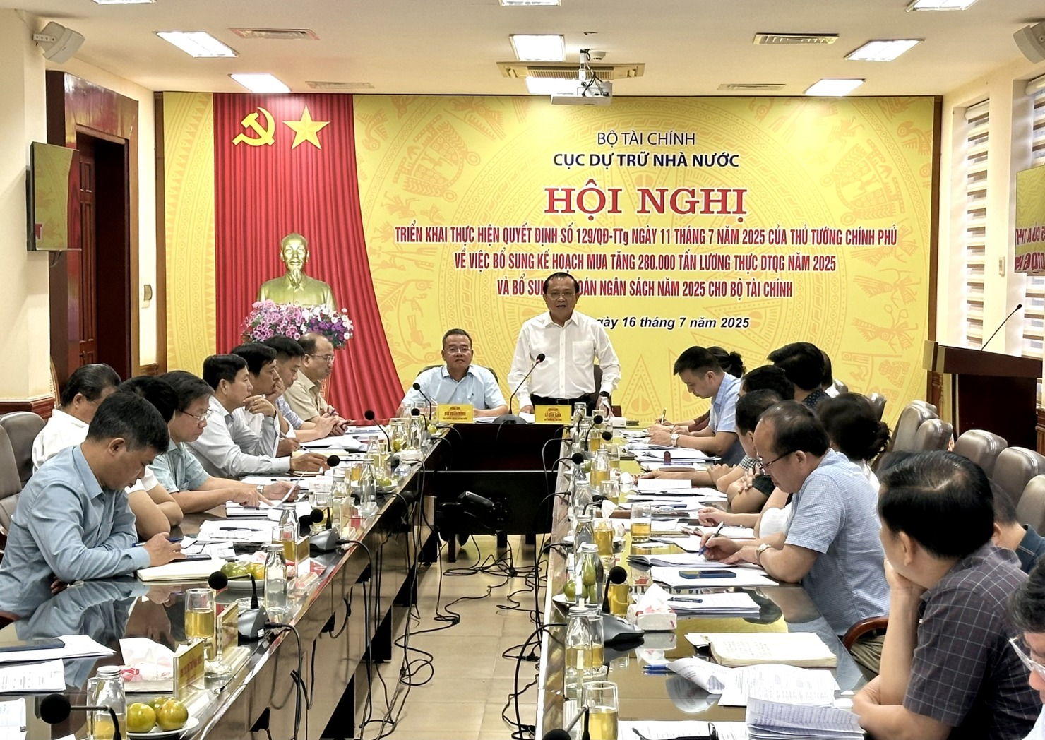 Thứ trưởng Bộ Tài chính Lê Tấn Cận phát biểu chỉ đạo tại Hội nghị.