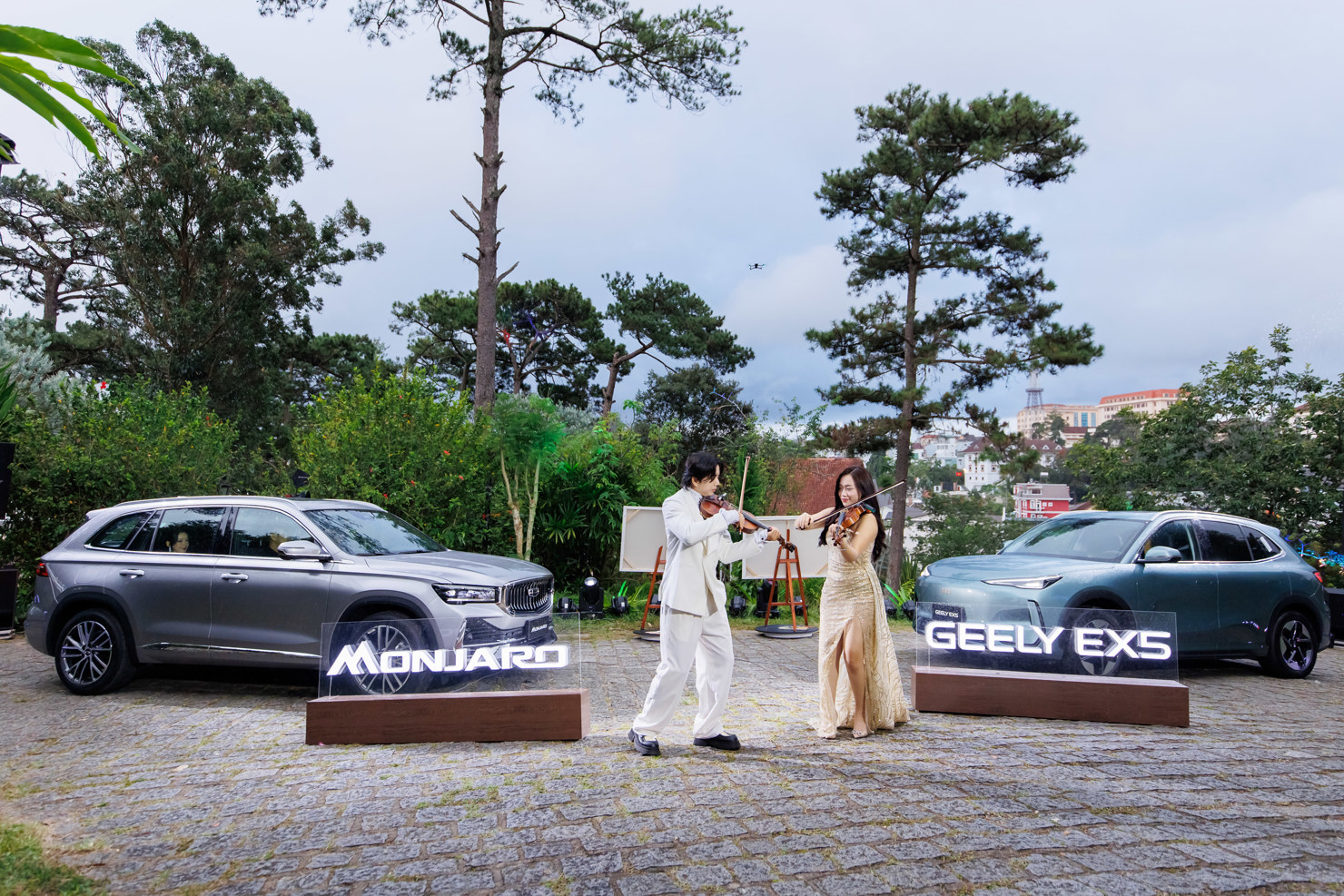 Như vậy, chỉ sau 4 th&aacute;ng kể từ khi ra mắt thương hiệu, Geely đ&atilde; nhanh ch&oacute;ng giới thiệu li&ecirc;n tiếp 3 mẫu xe chiến lược tại Việt Nam &ndash; bao gồm: Coolray, Monjaro v&agrave; EX5.