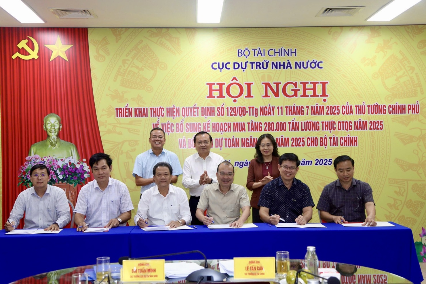 Ông Phạm Vũ Anh - Phó Cục trưởng Cục DTNN, Trưởng Ban chỉ đạo số 02 và Lãnh đạo các Chi cục DTNN khu vực II, XII, XIII, XIV, XV ký kết giao ước.