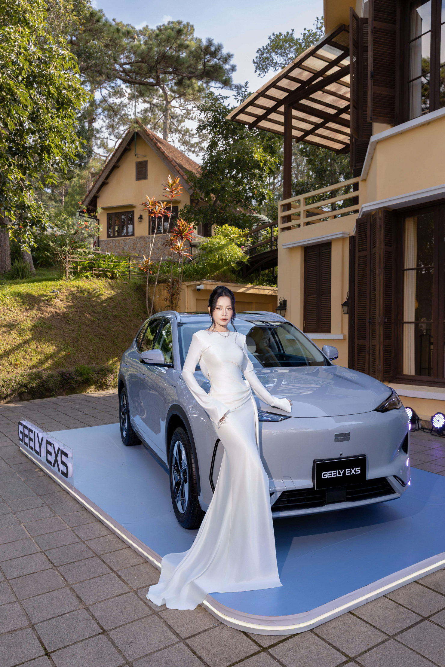Geely EX5 được giới thiệu tại Việt Nam với hai phiên bản: PRO và MAX với giá bán lẻ lần lượt là 889 triệu và 839 triệu.