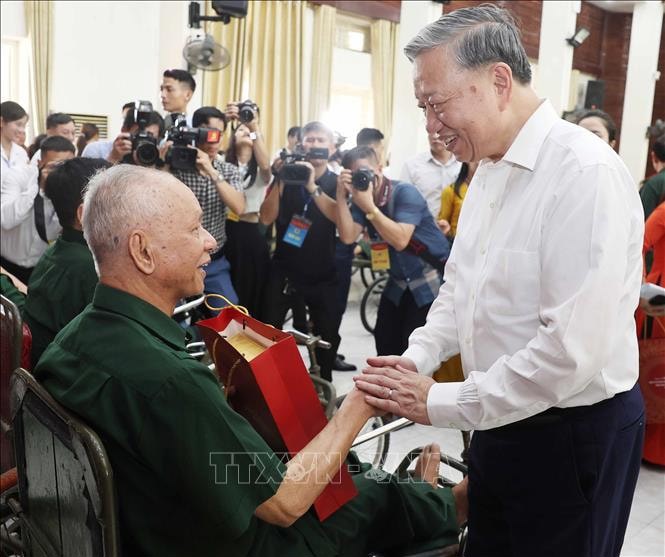 Tổng Bí thư Tô Lâm thăm hỏi và tặng quà cho thương bệnh binh. Ảnh: Thống Nhất/TTXVN. 