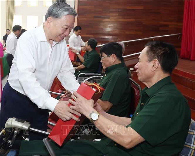 Tổng Bí thư Tô Lâm thăm hỏi và tặng quà cho thương bệnh binh. Ảnh: Thống Nhất/TTXVN. 