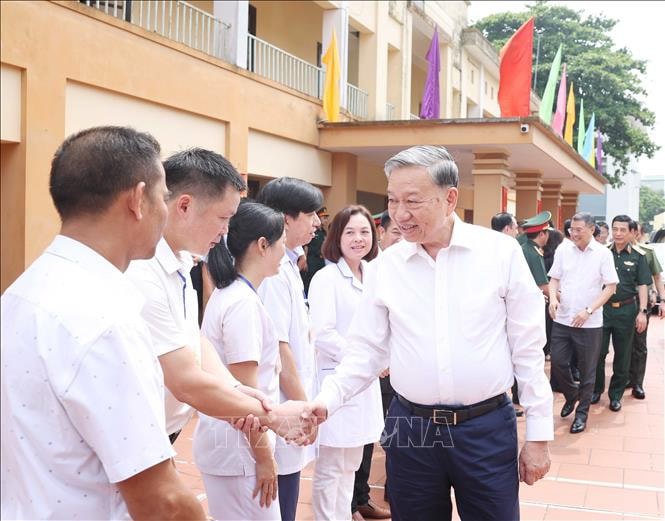 Tổng Bí thư Tô Lâm với các y bác sĩ, điều dưỡng Trung tâm Điều dưỡng thương binh Thuận Thành. Ảnh: Thống Nhất/TTXVN. 
