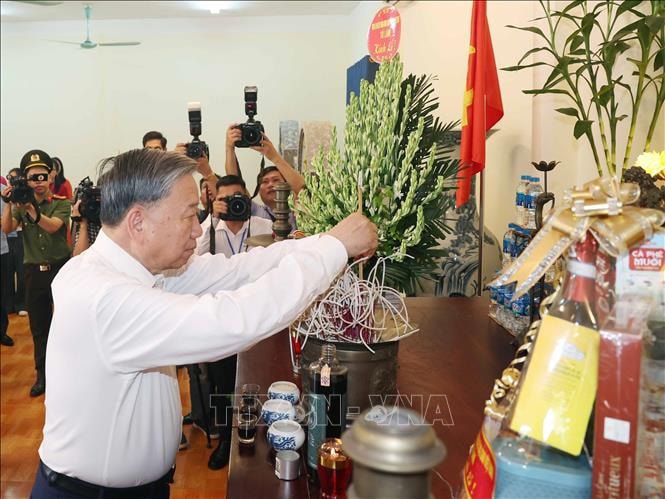 Tổng Bí thư Tô Lâm dâng hương tưởng niệm các Anh hùng liệt sĩ tại Trung tâm Điều dưỡng thương binh Thuận Thành. Ảnh: Thống Nhất/TTXVN.
