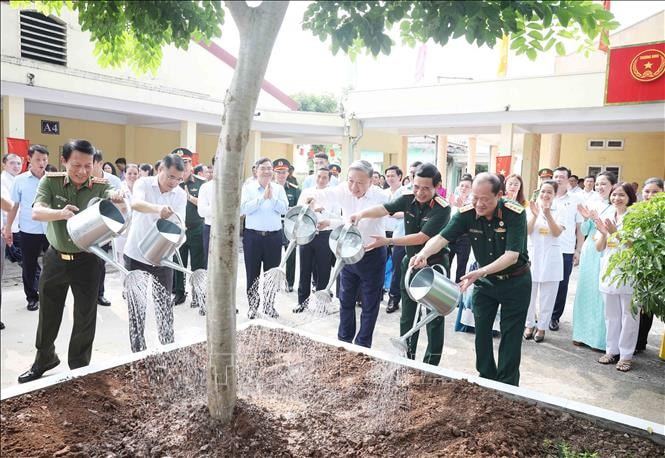 Tổng Bí thư Tô Lâm và các đại biểu trồng cây lưu niệm tại Trung tâm Điều dưỡng thương binh Thuận Thành. Ảnh: Thống Nhất/TTXVN. 