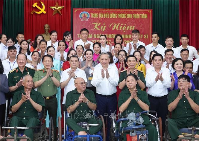 Tổng Bí thư Tô Lâm cùng các đại biểu với thương bệnh binh và cán bộ, nhân viên Trung tâm Điều dưỡng thương binh Thuận Thành. Ảnh: Thống Nhất/TTXVN. 