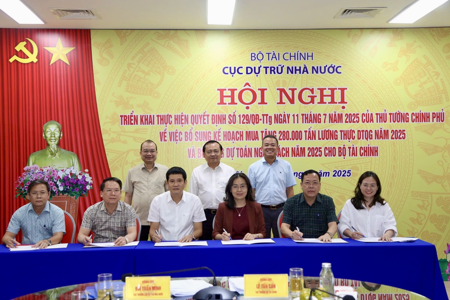 Bà Nguyễn Thị Phố Giang - Phó Cục trưởng Cục DTNN, Trưởng Ban chỉ đạo số 03 và Lãnh đạo các Chi cục DTNN khu vực VII, VIII, IX, X, XI ký kết giao ước.