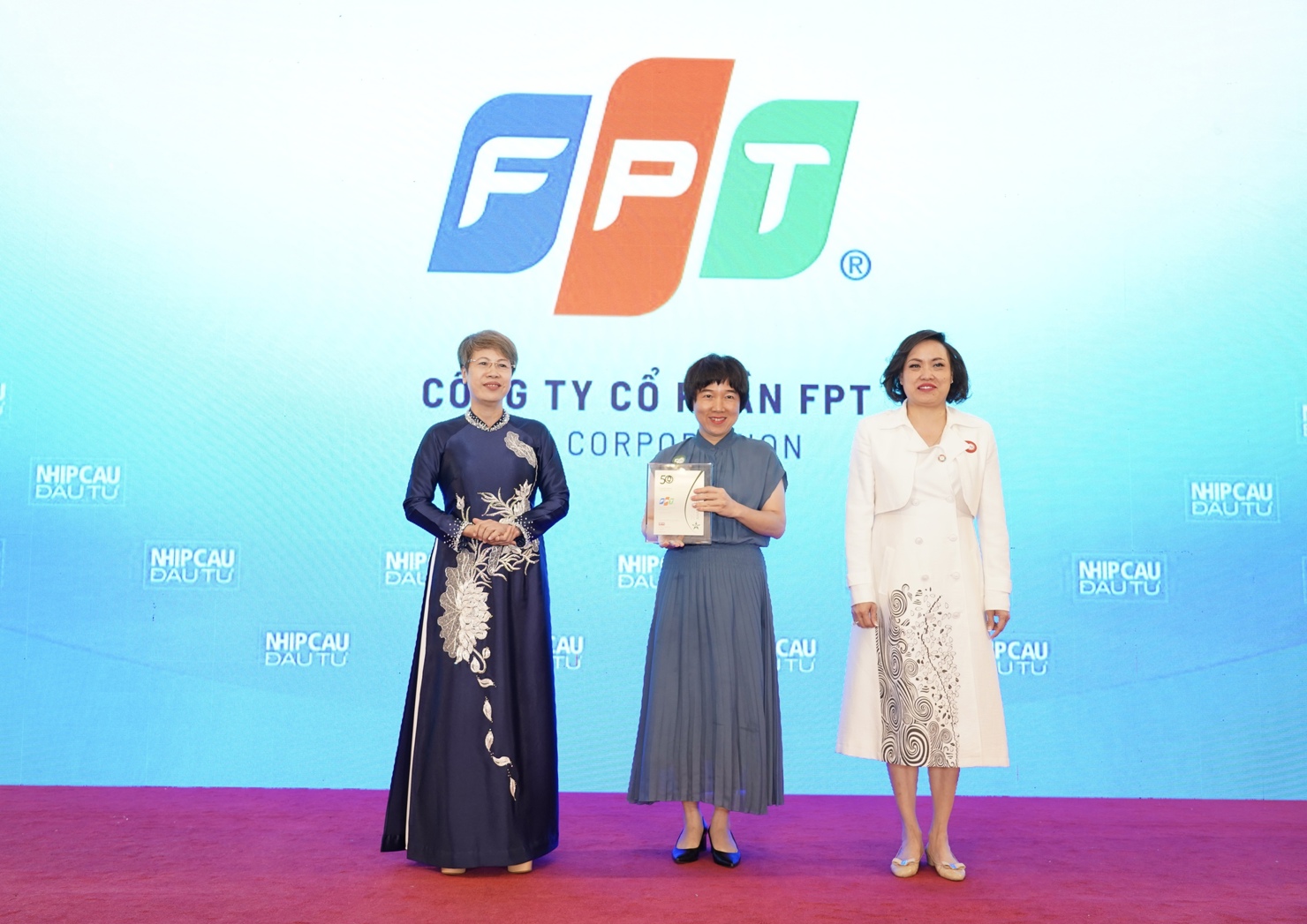 FPT được vinh danh Top 50 doanh nghiệp phát triển bền vững tiêu biểu ở hạng mục doanh nghiệp có hoạt động CSR nổi bật.