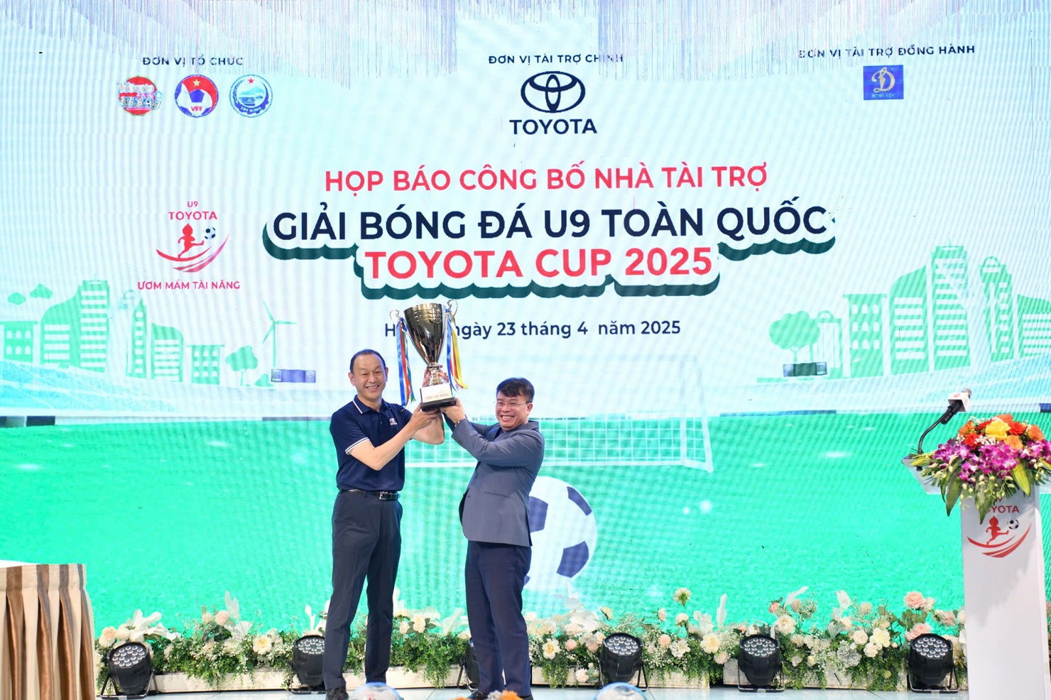 Toyota Việt Nam vinh dự nhận Giải thưởng Doanh nghiệp xuất sắc tỉnh Vĩnh Phúc năm 2025 và Cờ thi đua khen thưởng dành cho Đơn vị xuất sắc dẫn đầu phong trào thi đua năm 2024 do UBND tỉnh Vĩnh Phúc (nay là tỉnh Phú Thọ) trao tặng.