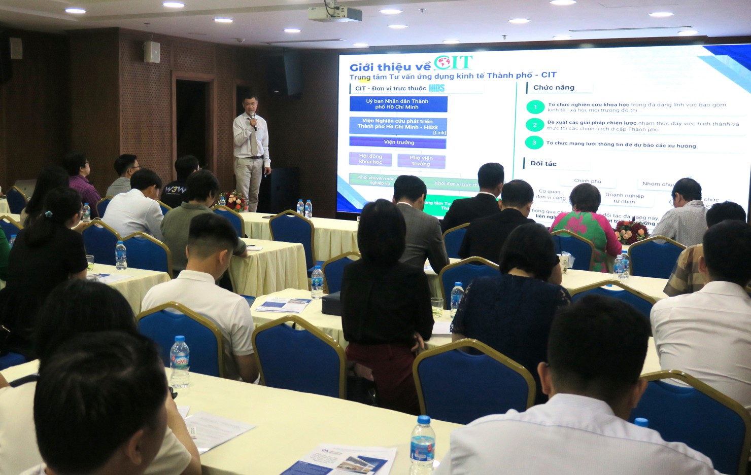 Ths L&ecirc; Thanh Hải, Gi&aacute;m đốc Trung t&acirc;m tư vấn v&agrave; ứng dụng kinh tế - CIT giới thiệu tại hội thảo. Ảnh: Đức Mỹ
