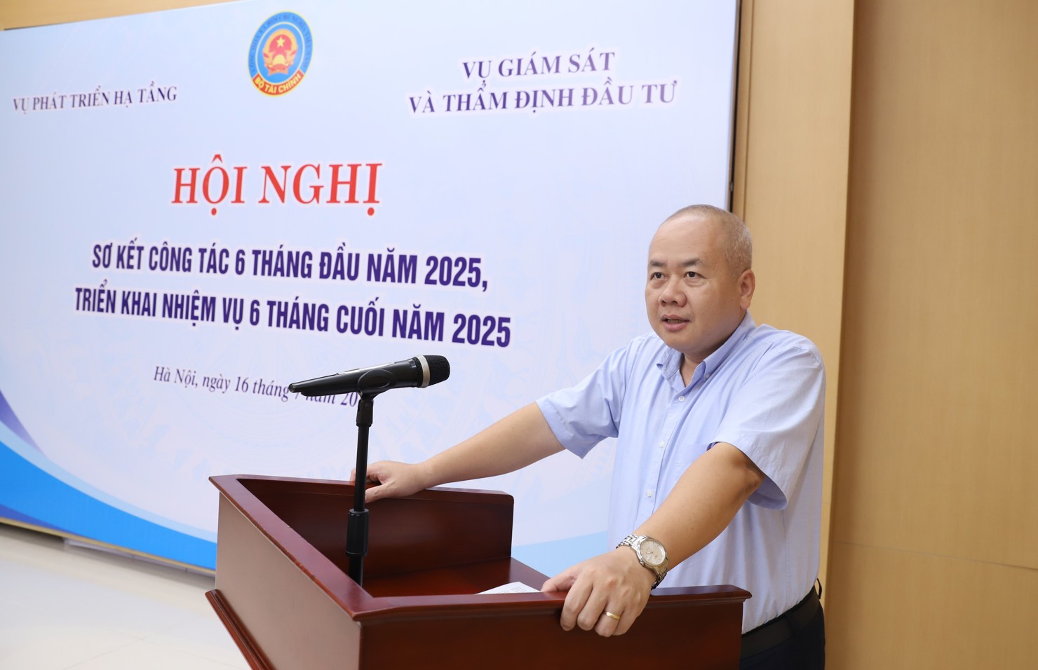 Thứ trưởng Bộ T&agrave;i ch&iacute;nh Đỗ Th&agrave;nh Trung chỉ đạo hội nghị.