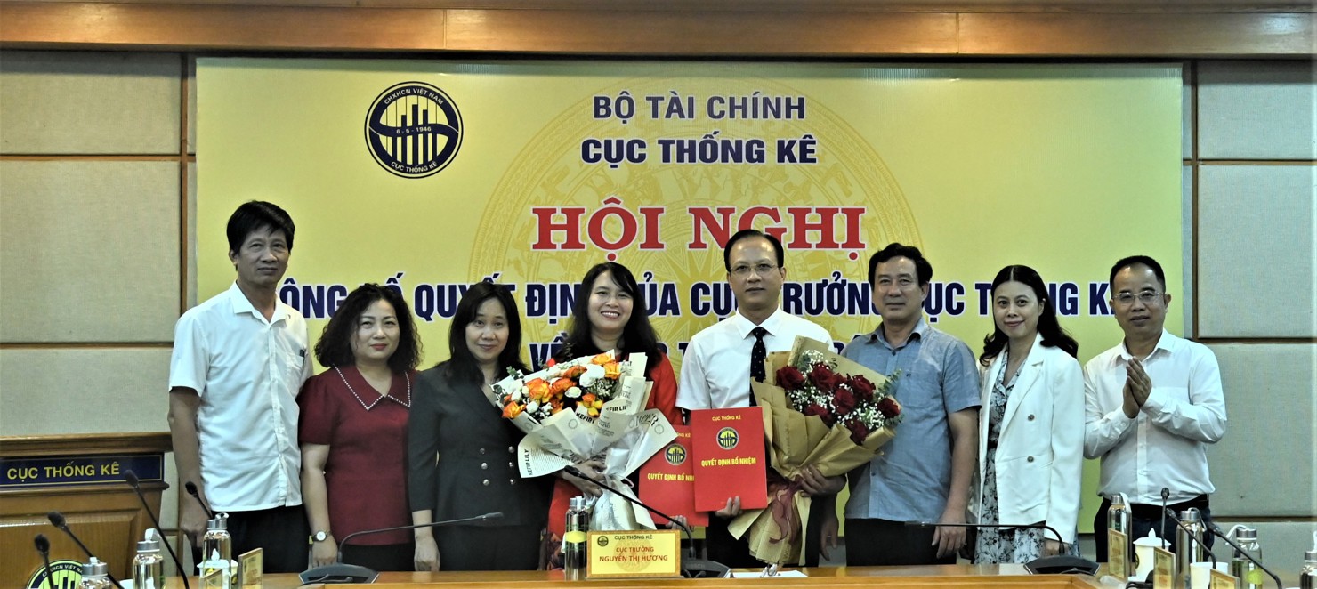 Ban Lãnh đạo Cục Thống kê chúc mừng hai đồng chí Nguyễn Thị Thanh Mai và Lê Gia Phong