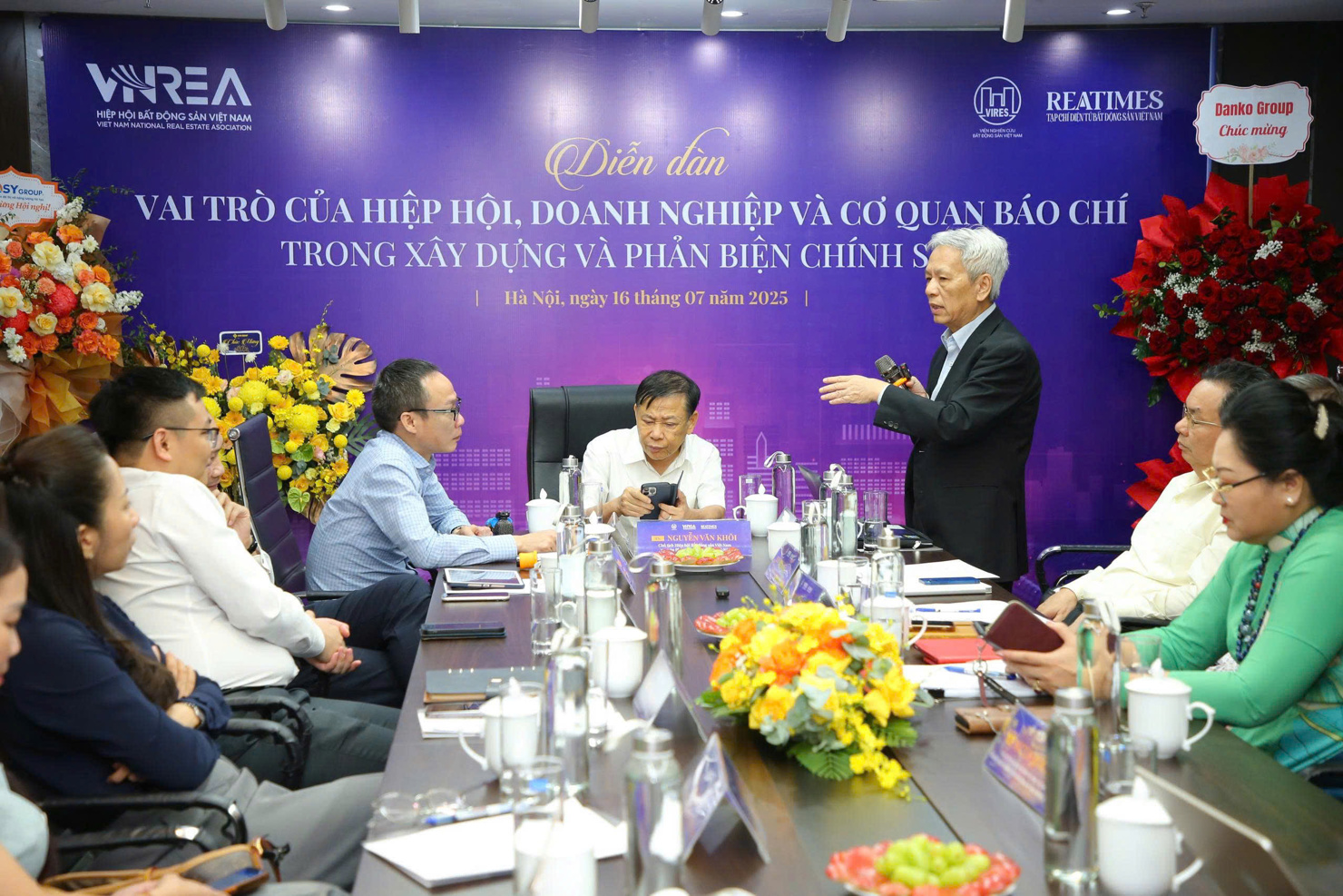 Các chuyên gia ntham gia thảo luận tại Diễn đàn.