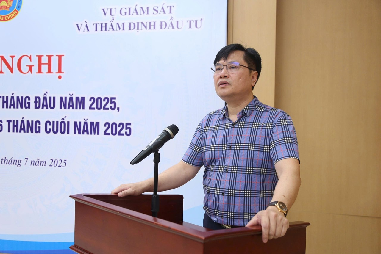 Vụ trưởng Vụ Phát triển hạ tầng Dương Bá Đức báo cáo sơ kết công tác 6 tháng đầu năm 2025.