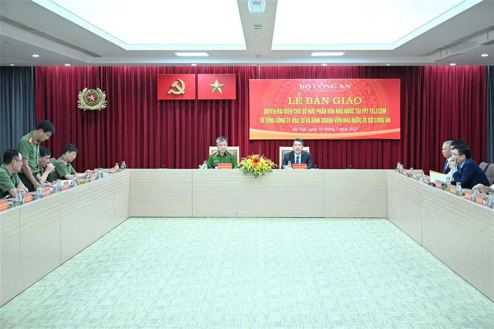 Thượng tướng Nguyễn Ngọc L&acirc;m - Thứ trưởng Bộ C&ocirc;ng an v&agrave; Thứ trưởng Bộ T&agrave;i ch&iacute;nh Cao Anh Tuấn chủ tr&igrave; buổi lễ.